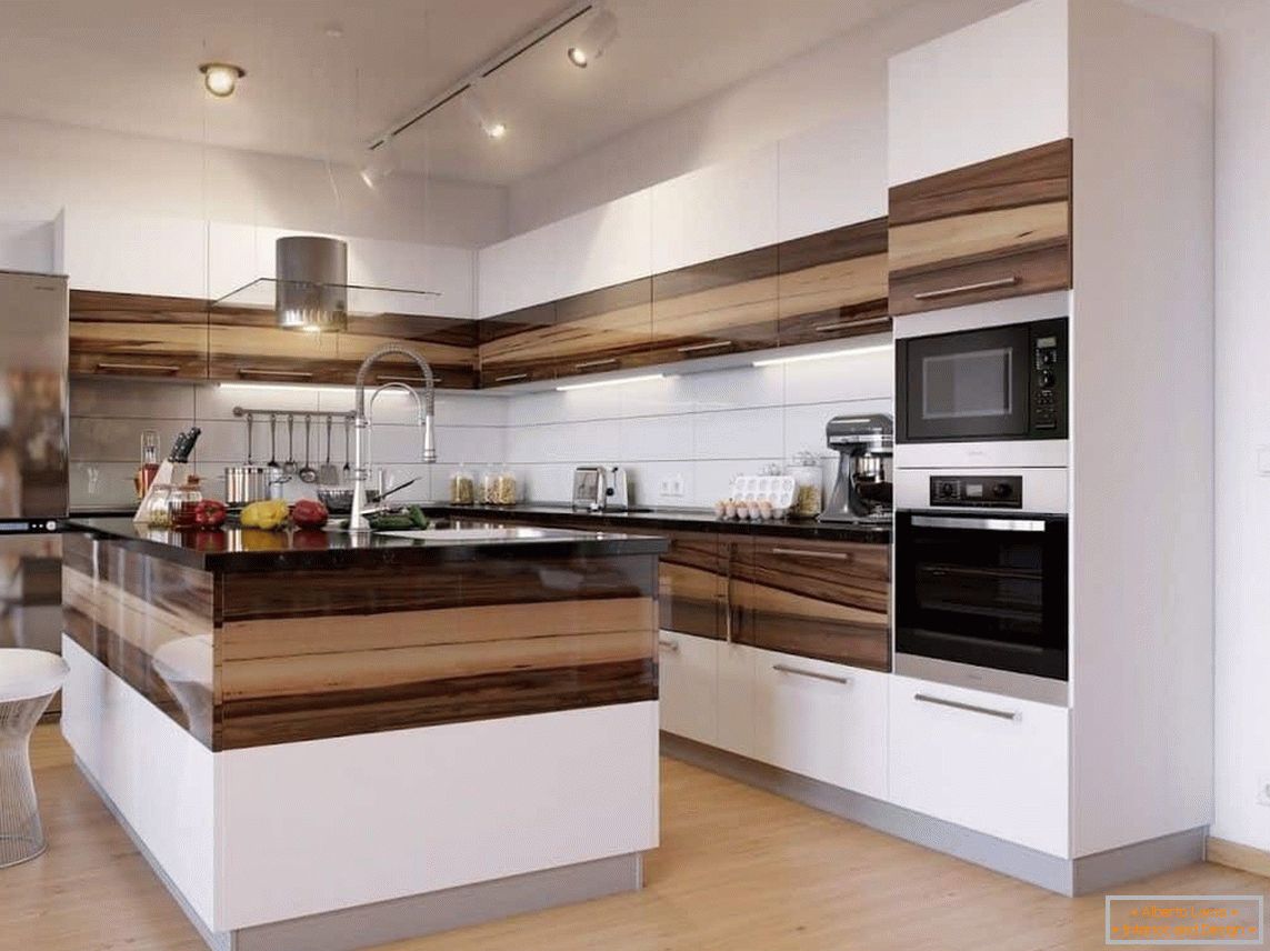 Cozinha de canto em combinação de fachadas de madeira e branco com uma ilha