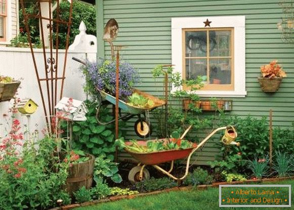 Projeto do quintal na aldeia - a idéia de decorar o canteiro de flores e paisagem