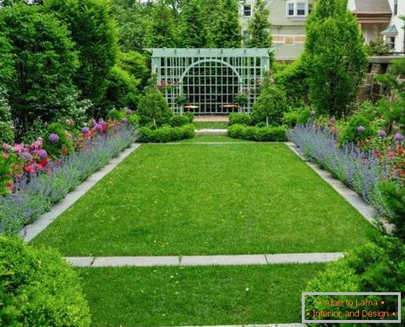 Projeto de design do quintal de uma casa privada na aldeia - flores no jardim