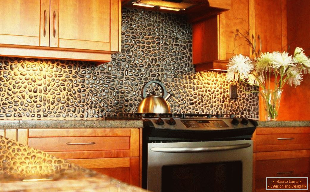 Avental de pedra natural na cozinha
