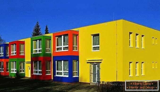 Solução colorida da fachada de uma casa particular фото