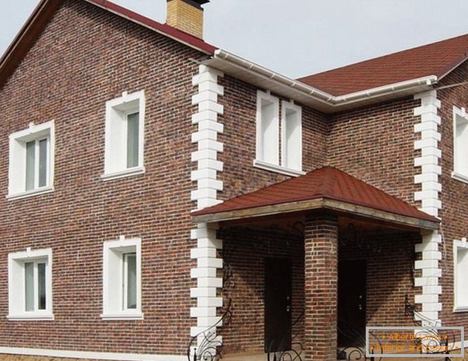 Design decorativo da fachada da casa кирпичом