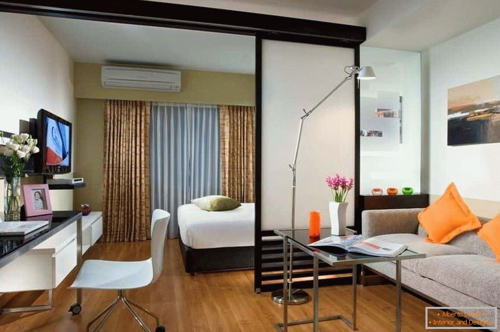 Quarto e sala de estar em um quarto separados por uma divisória semitransparente