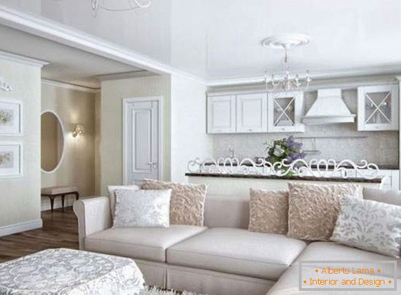 Design clássico da sala de estar em uma casa particular na cor branca