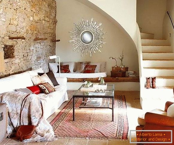 Design elegante da sala de estar com uma escada em uma casa particular