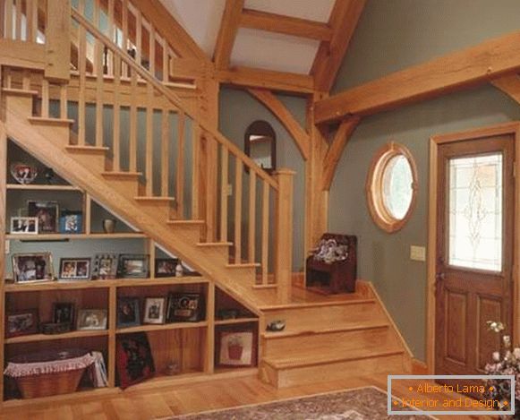Escada de madeira no segundo andar no desenho da sala de uma casa particular