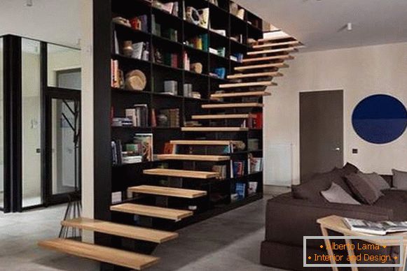 Design moderno sala de estar com uma escada em uma casa privada