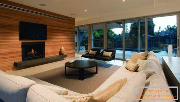 O design da sala de estar em uma casa privada no estilo de retro