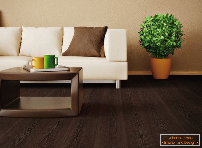 Para decorar a sala de estar, foi utilizado um laminado de cor wengé. O nobre e luxuoso tom de marrom é combinado favoravelmente com a cor dos verdes suculentos.