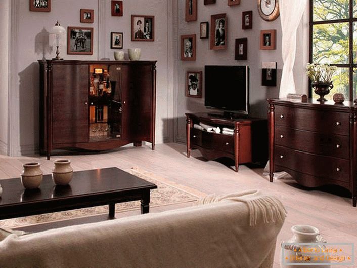Móveis para um quarto no estilo Wenge. A cor contrastante destaca-se favoravelmente no contexto de um acabamento leve.