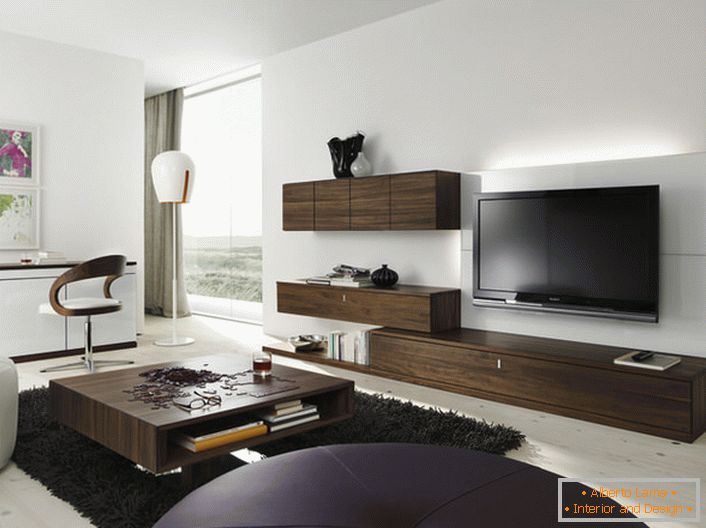 O conjunto de móveis para uma sala de estar de cor wengé parece organicamente em um interior moderno.