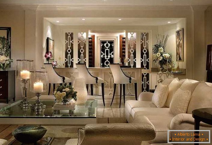 A principal tarefa do designer, que trabalha no projeto da sala de estar, é criar um interior espetacular, memorável e glamoroso.