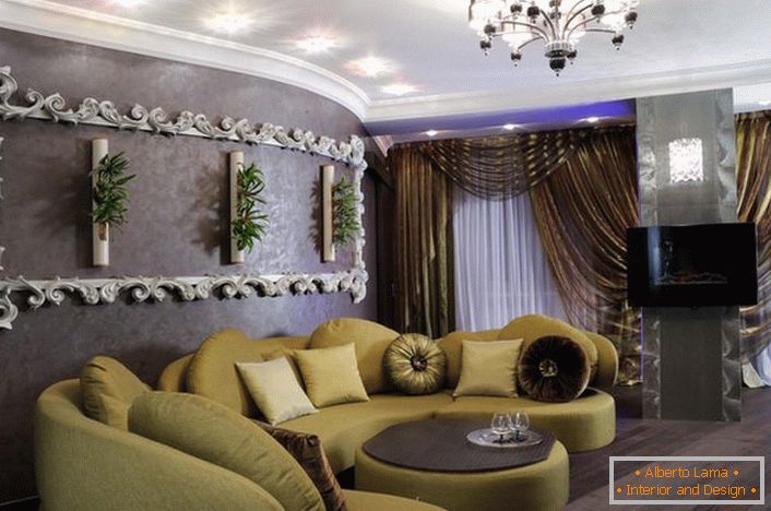 Para decorar a sala de estar em estilo art déco, é escolhida a mobília macia da cor mostarda. Notável também estuque na parede, que se assemelha a um quadro encaracolado ornamentado. 