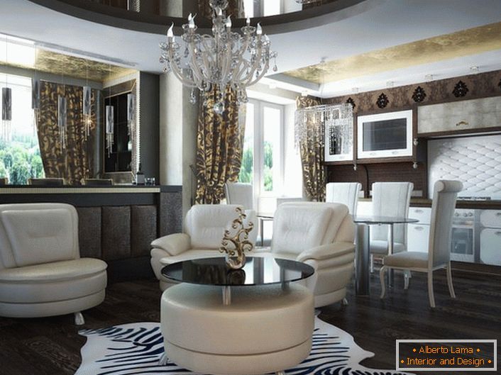 Para uma pequena sala de estar no apartamento foi escolhido mobiliário lacônico, mas nobre. De acordo com o estilo art déco, um tapete com uma estampa de animal semelhante a uma pele de zebra é usado para decoração. 