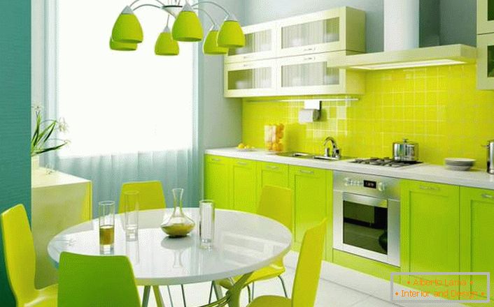 Um tom fresco e rico de verde é uma excelente opção para decorar uma pequena cozinha.