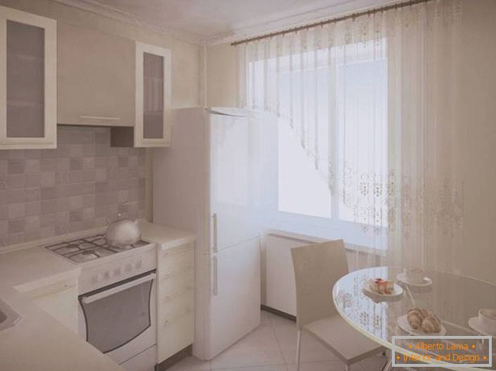 Um pequeno espaço de cozinha pode ser visualmente expandido, usando exclusivamente branco para decoração. 