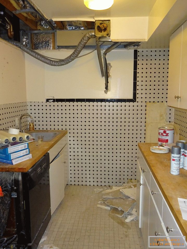 Design de interiores de cozinha pequena antes do reparo