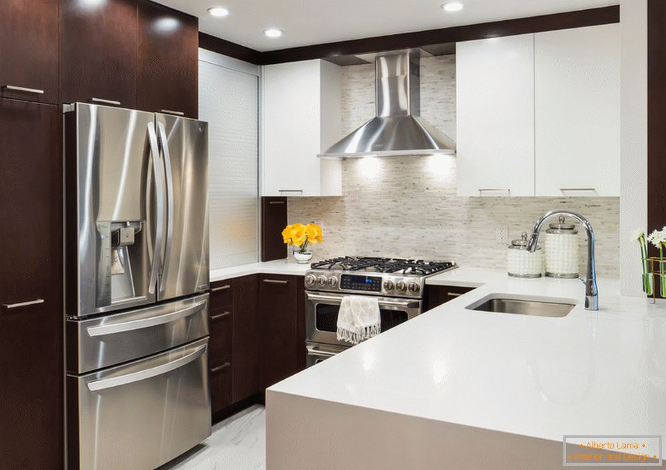 A combinação de branco e marrom no design interior de uma pequena cozinha