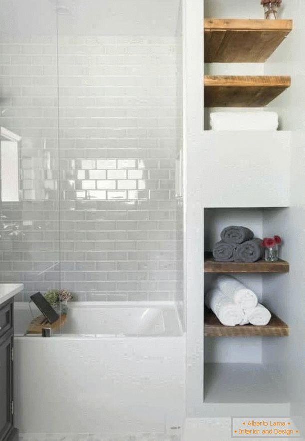 Design de uma pequena casa de banho com uma prateleira conveniente