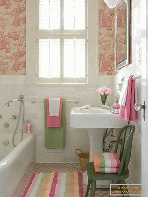 Uma janela em um banheiro pequeno dará uma sensação de espaço
