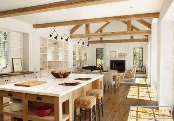Design de interiores de uma casa de campo - uma foto de uma cozinha combinada com uma sala de estar