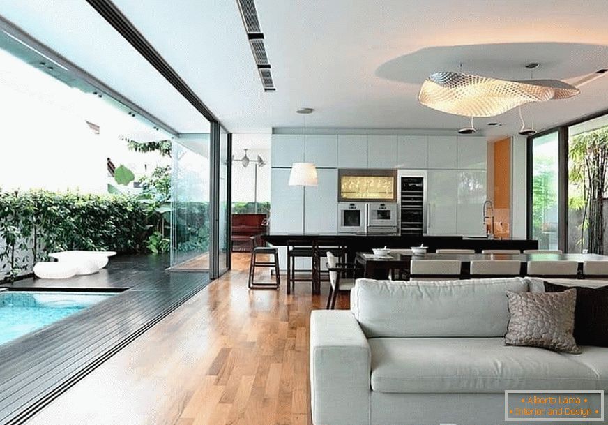 Design de cozinha sala de jantar sala de estar com uma parede inteiramente de vidro