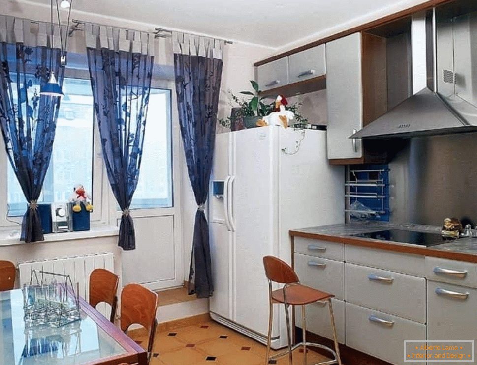 Cozinha com geladeira de duas portas
