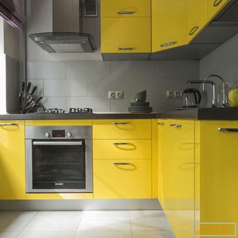Móveis amarelos na cozinha