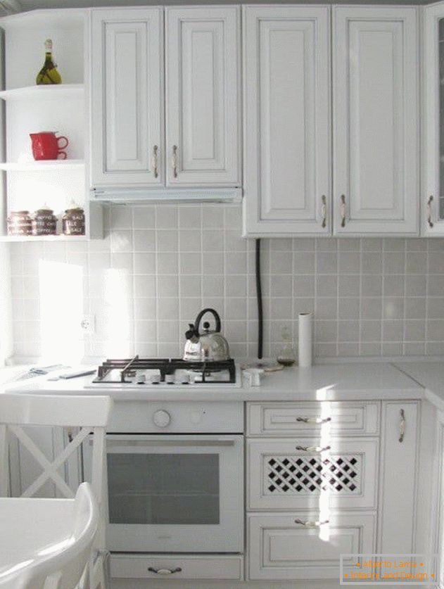 Cozinha branca para apartamentos Khrushchev