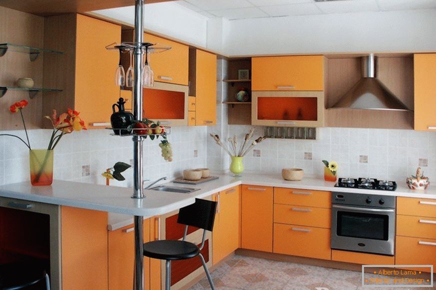 Móveis laranja na cozinha