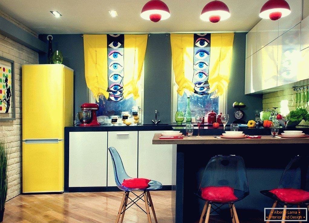 Geladeira amarela na cozinha