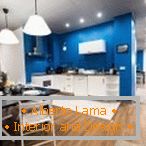 Separação de cozinha e sala de estar com iluminação
