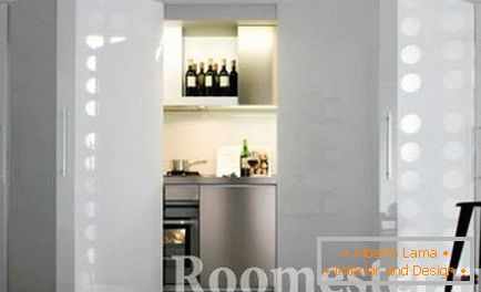 A cozinha pode ser escondida no armário, é conveniente quando se combina duas zonas: a cozinha e o hall