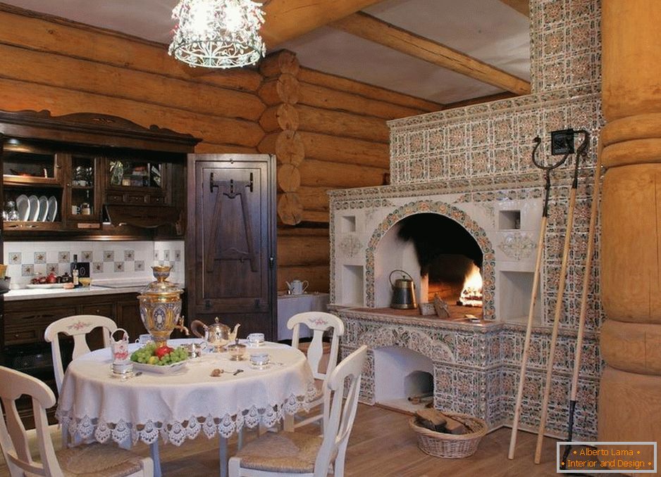 Fogão russo na cozinha de uma casa particular