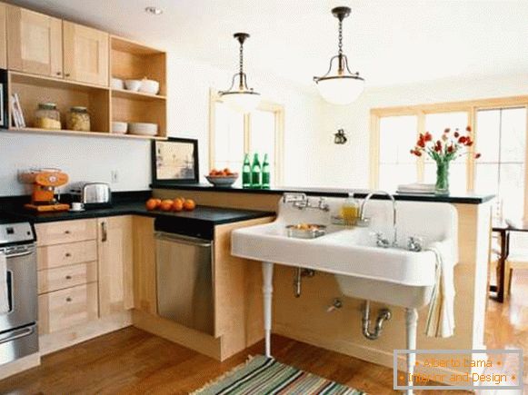 Cozinha de canto de design, trocada com uma sala de jantar, em uma casa particular - foto