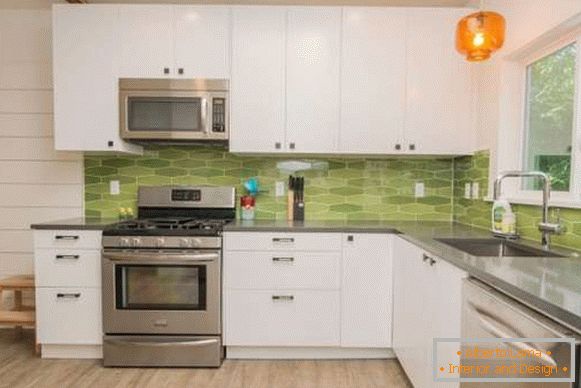 Cozinha de canto de projeto em uma casa privada - uma foto em branco e verde