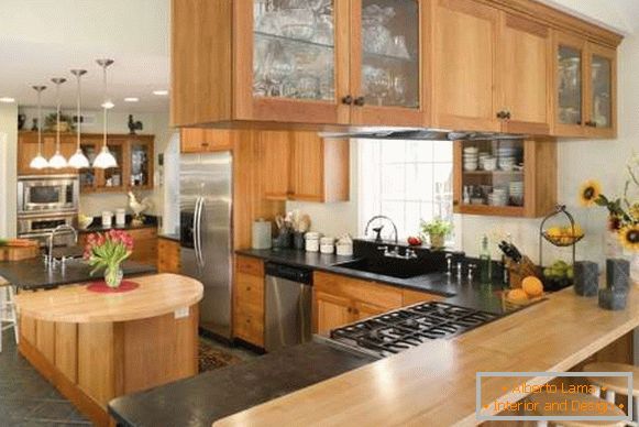 Cozinha de canto de design moderno com um bar afiado e de madeira - foto em uma casa privada
