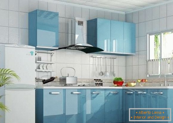 Cozinha de canto de design em uma casa privada - foto na cor azul