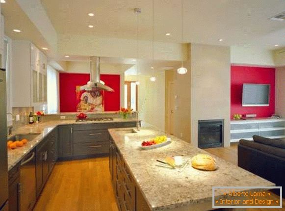 O design moderno da cozinha combinada da sala de estar em uma casa particular