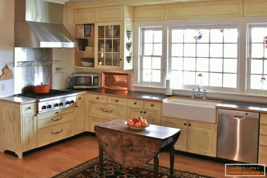 Cozinha de canto grande em cores claras em uma casa rústica