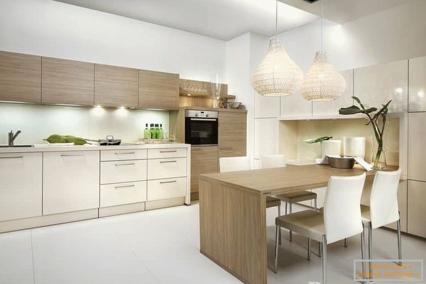 Design moderno de cozinha em cores claras com área de jantar