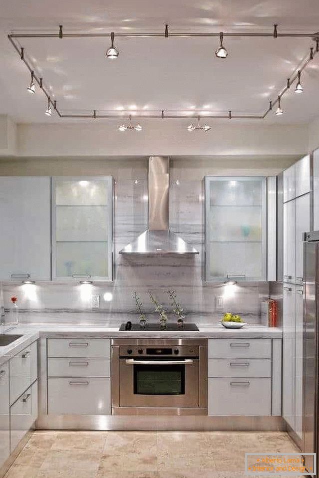 Iluminação по периметру потолка кухни