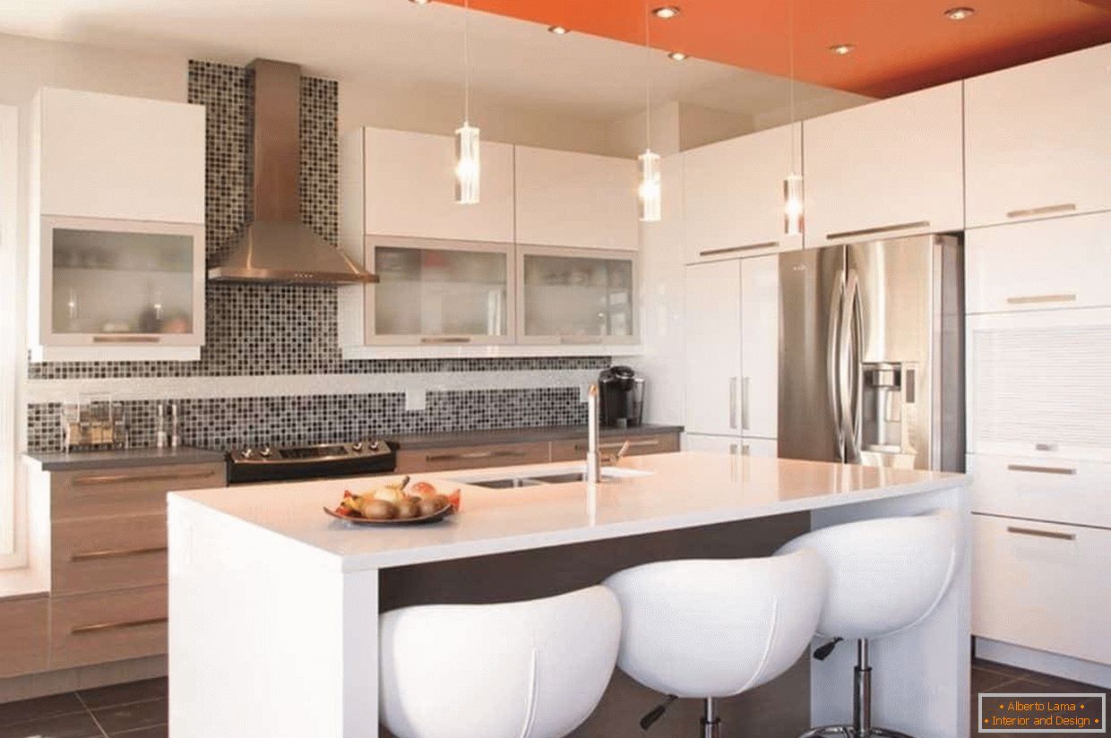A combinação de cores no teto no interior da cozinha no estilo de alta tecnologia