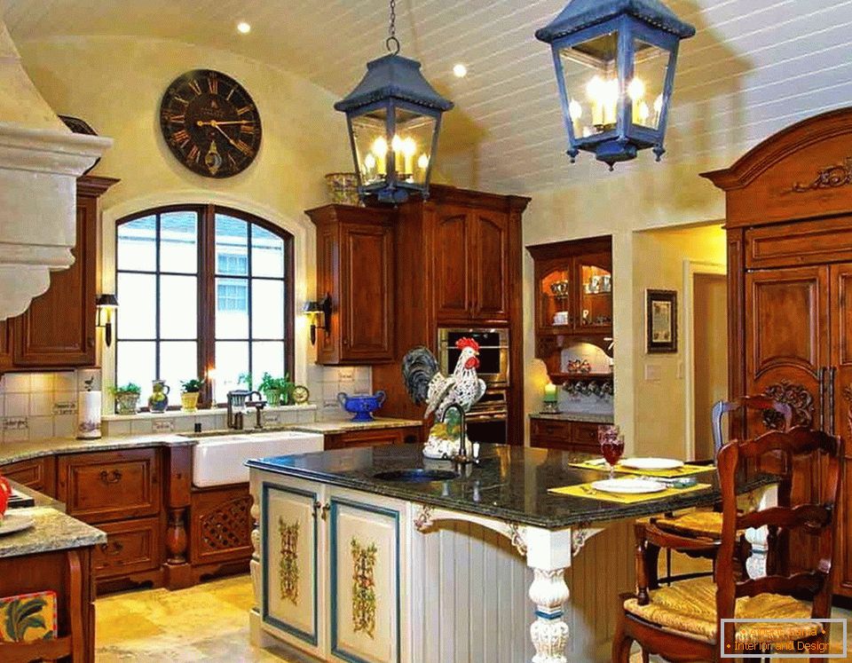 Cores claras no interior da cozinha no estilo do país