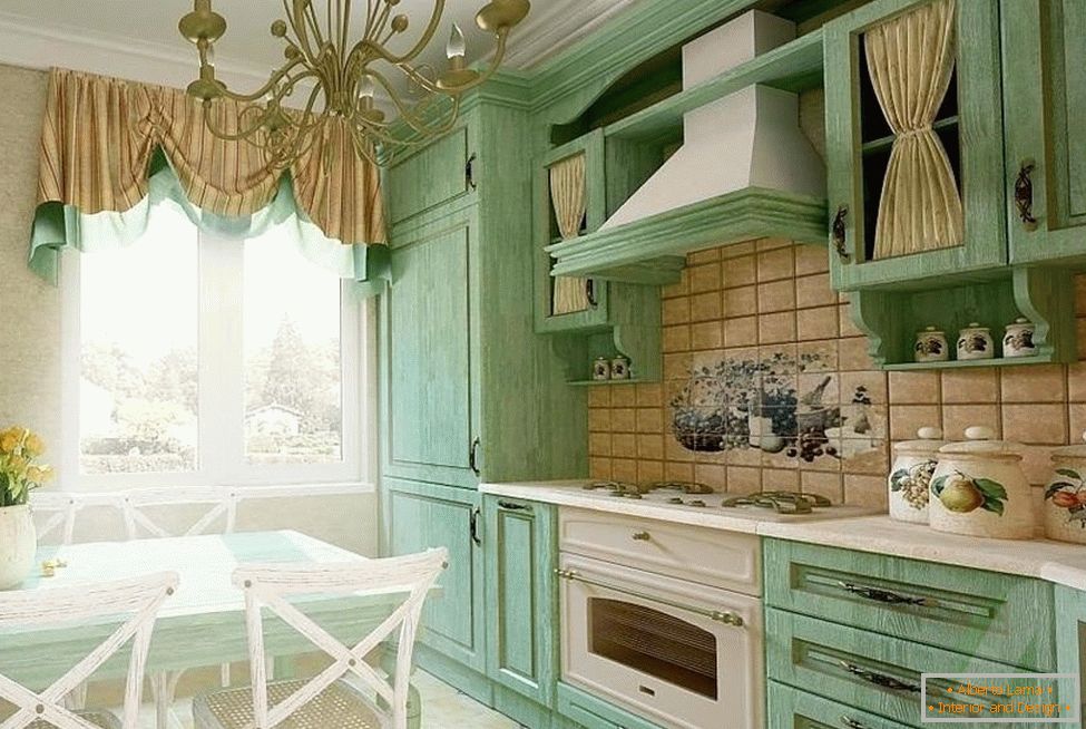 Mobiliário verde em combinação com cortinas e azulejos bege