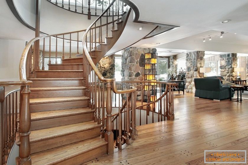 Uma escadaria clássica simples em uma casa grande