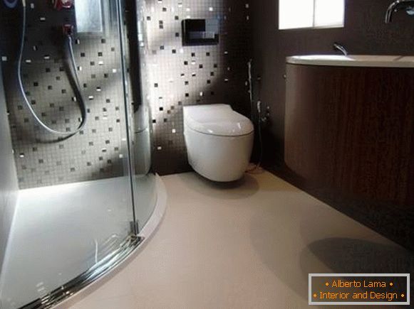 Banheiro combinado com encanamento e chuveiro suspensos