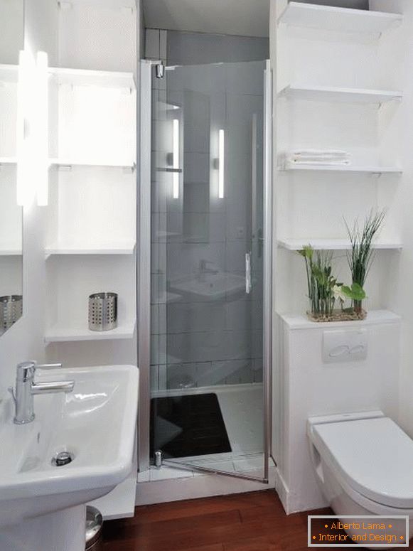 Interior de uma casa de banho combinada com um layout invulgarmente confortável