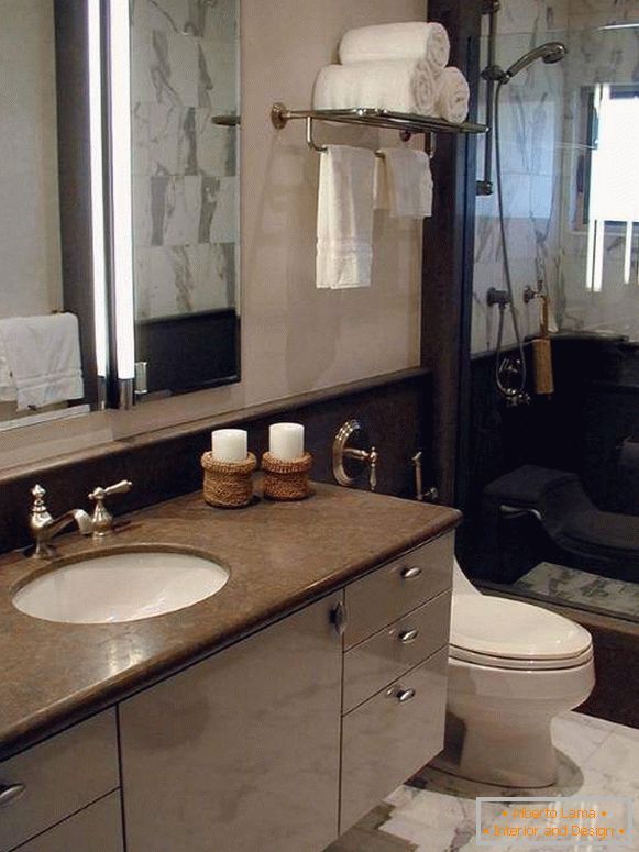 Design elegante de uma casa de banho combinada em estilo clássico