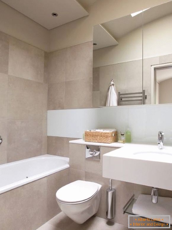 Interior de uma casa de banho combinada com banheira